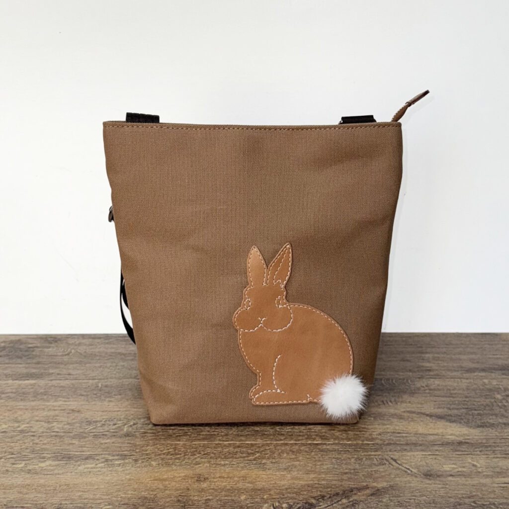 たち耳うさぎAのショルダーバッグ（スクエアM・茶×キャメル・ファーしっぽ） - うさぎのバッグ工房 RABBIT MOTIF(ラビットモチーフ)