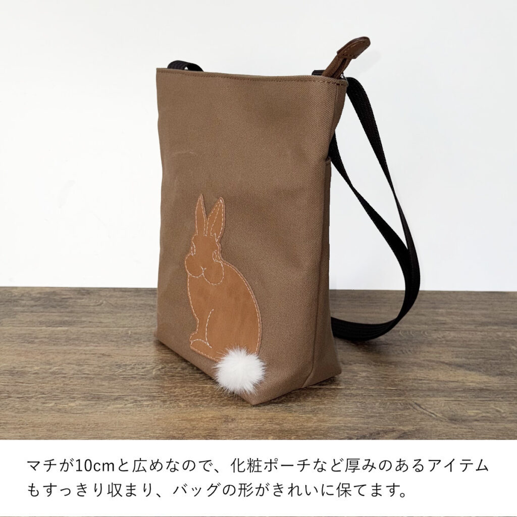 たち耳うさぎAのショルダーバッグ（スクエアM・茶×キャメル・ファーしっぽ） - うさぎのバッグ工房 RABBIT MOTIF(ラビットモチーフ)