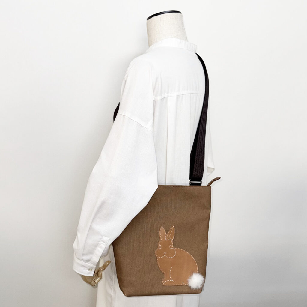 たち耳うさぎAのショルダーバッグ（スクエアM・茶×キャメル・ファーしっぽ） - うさぎのバッグ工房 RABBIT MOTIF(ラビットモチーフ)