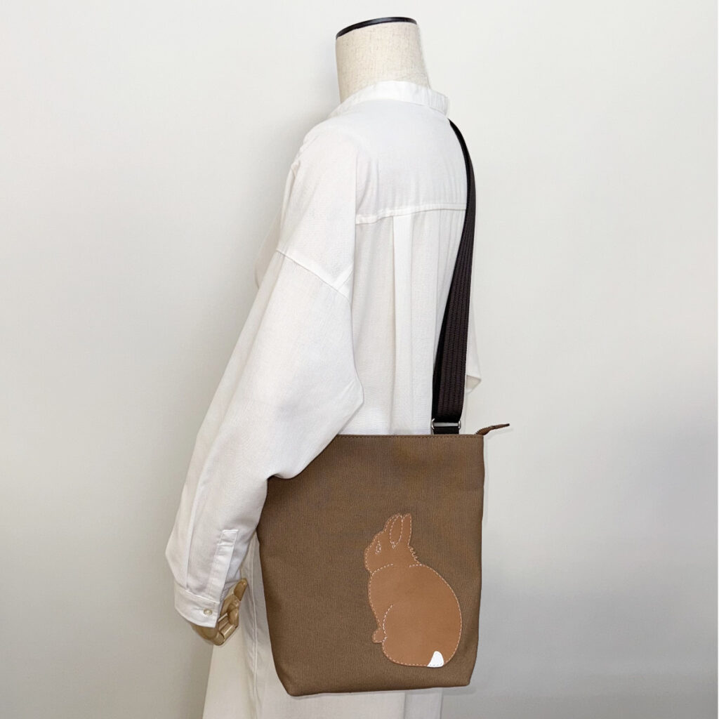 たち耳うさぎBのショルダーバッグ（スクエアM・茶×キャメル） - うさぎのバッグ工房 RABBIT MOTIF(ラビットモチーフ)