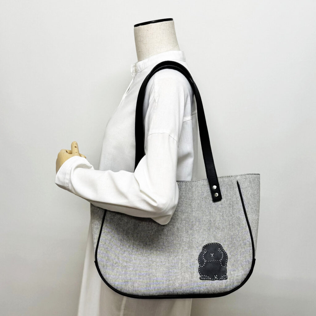たれ耳うさぎの丸いショルダートート(グレイ×黒) - うさぎのバッグ工房 RABBIT MOTIF(ラビットモチーフ)