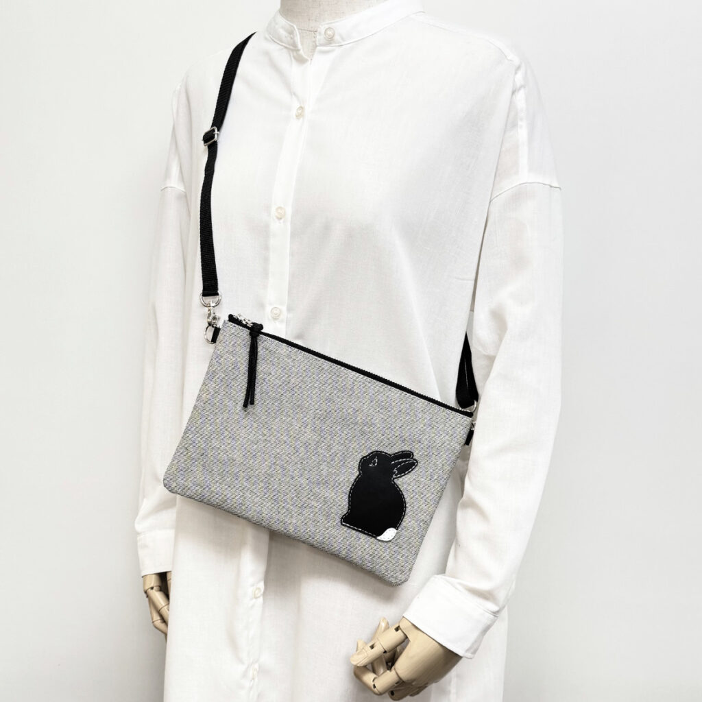 たち耳うさぎのサコッシュ（グレイ） - うさぎのバッグ工房 RABBIT MOTIF(ラビットモチーフ)
