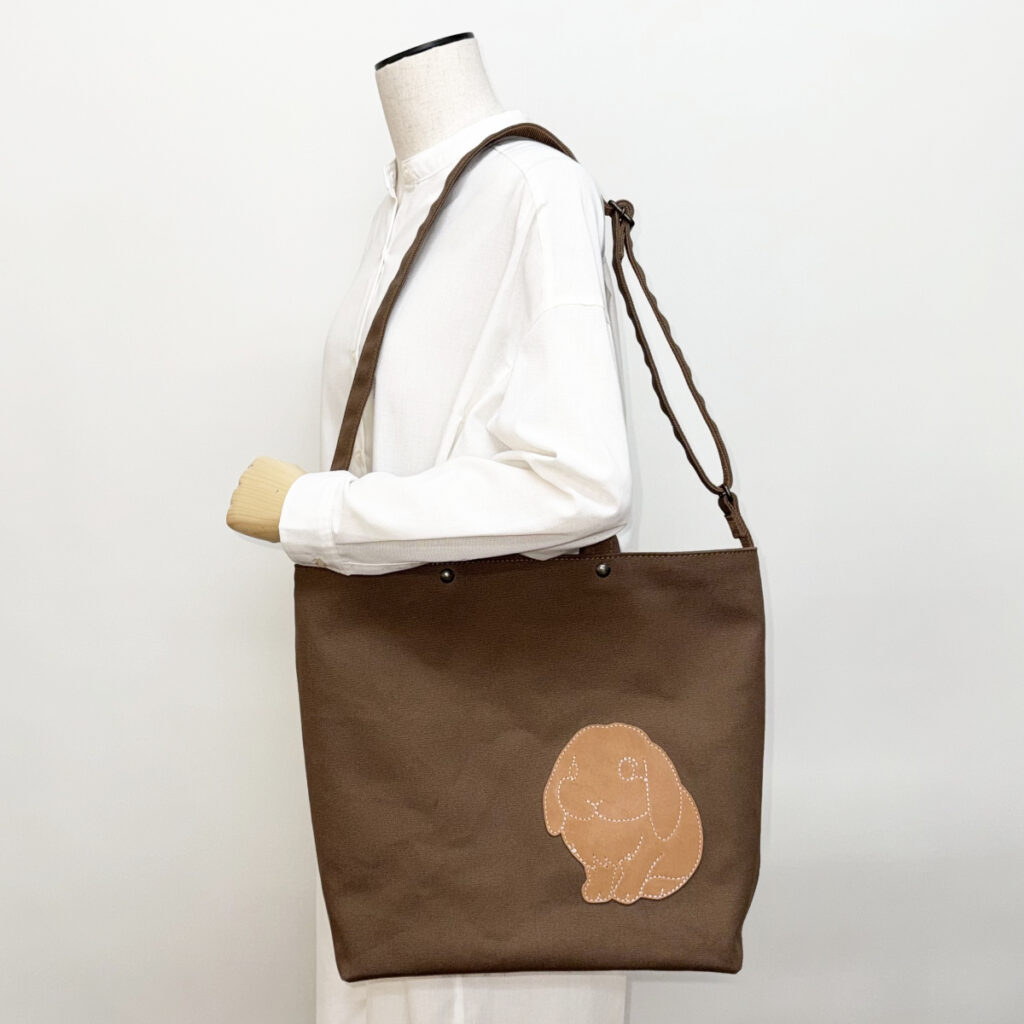 帆布の大きなバッグファスナータイプ（たれ耳・茶） - うさぎのバッグ工房 RABBIT MOTIF(ラビットモチーフ)