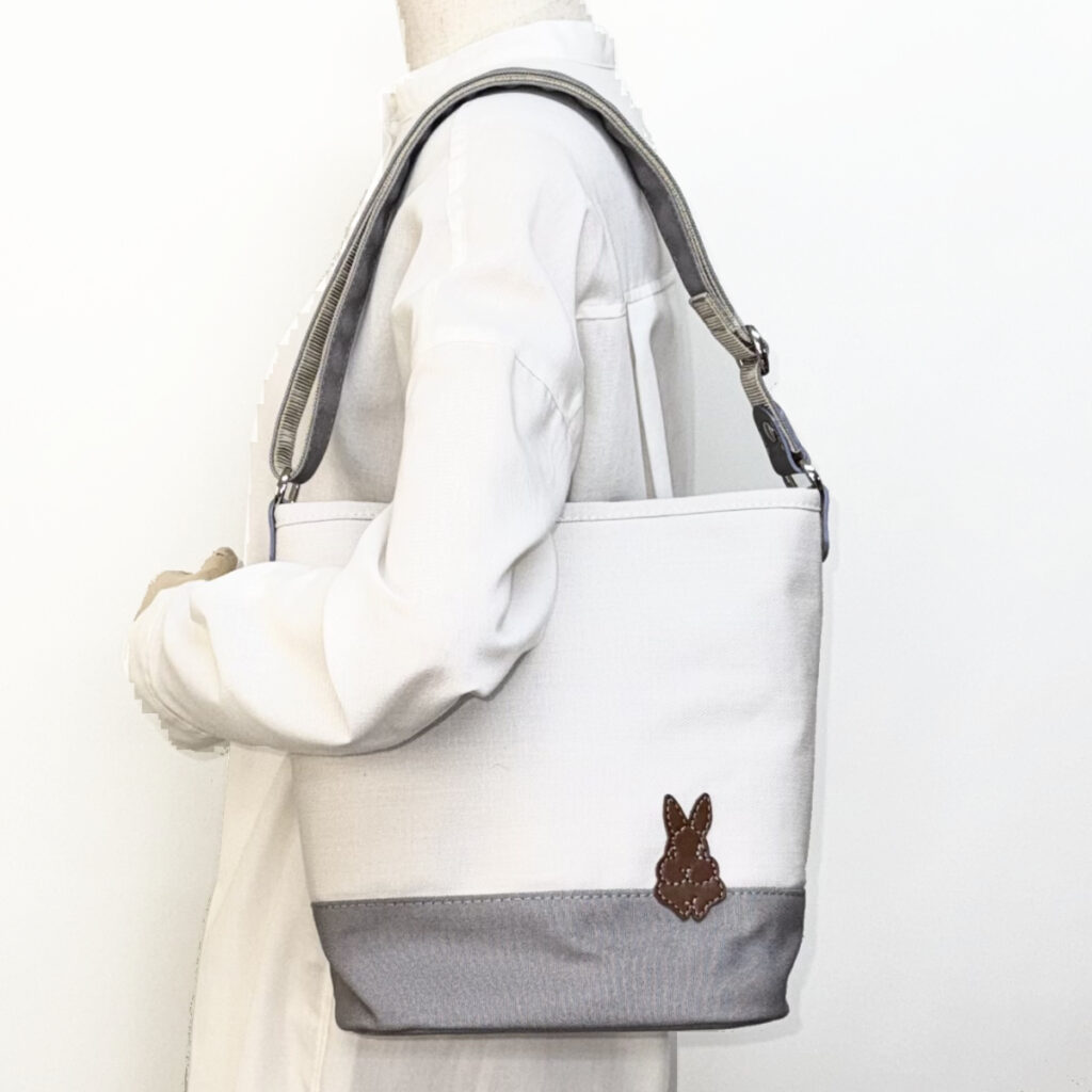 たち耳うさぎの2WAYバケツ型トート（ブルーグレイ） - うさぎのバッグ工房 RABBIT MOTIF(ラビットモチーフ)