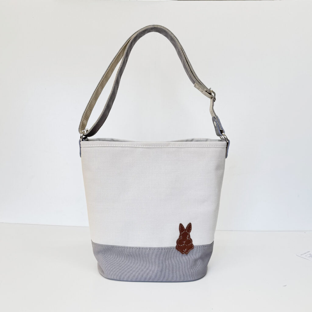 たち耳うさぎの2WAYバケツ型トート（ブルーグレイ） - うさぎのバッグ工房 RABBIT MOTIF(ラビットモチーフ)