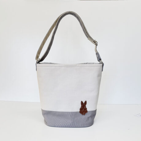 たち耳うさぎの2WAYバケツ型トート（ブルーグレイ）