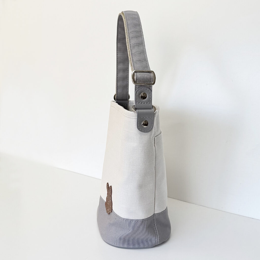 たち耳うさぎの2WAYバケツ型トート（ブルーグレイ） - うさぎのバッグ工房 RABBIT MOTIF(ラビットモチーフ)