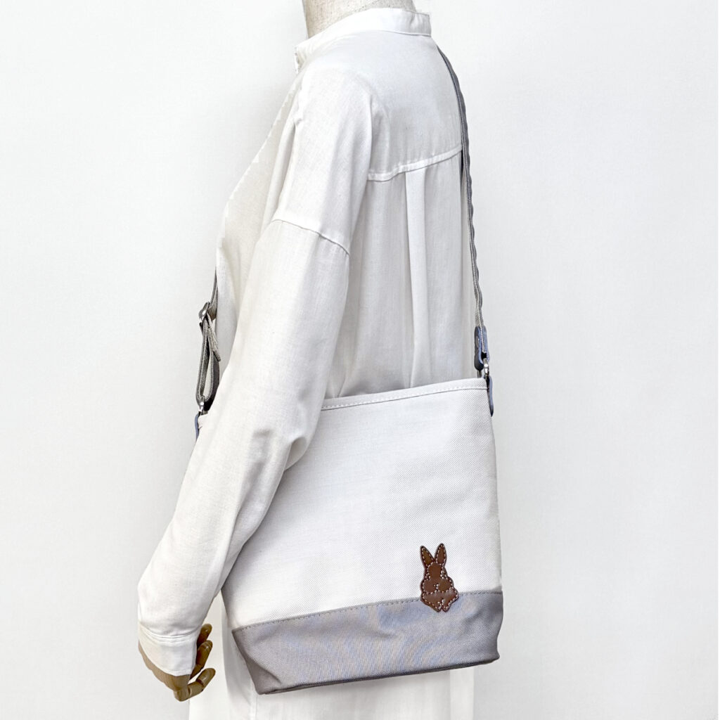 たち耳うさぎの2WAYバケツ型トート（ブルーグレイ） - うさぎのバッグ工房 RABBIT MOTIF(ラビットモチーフ)