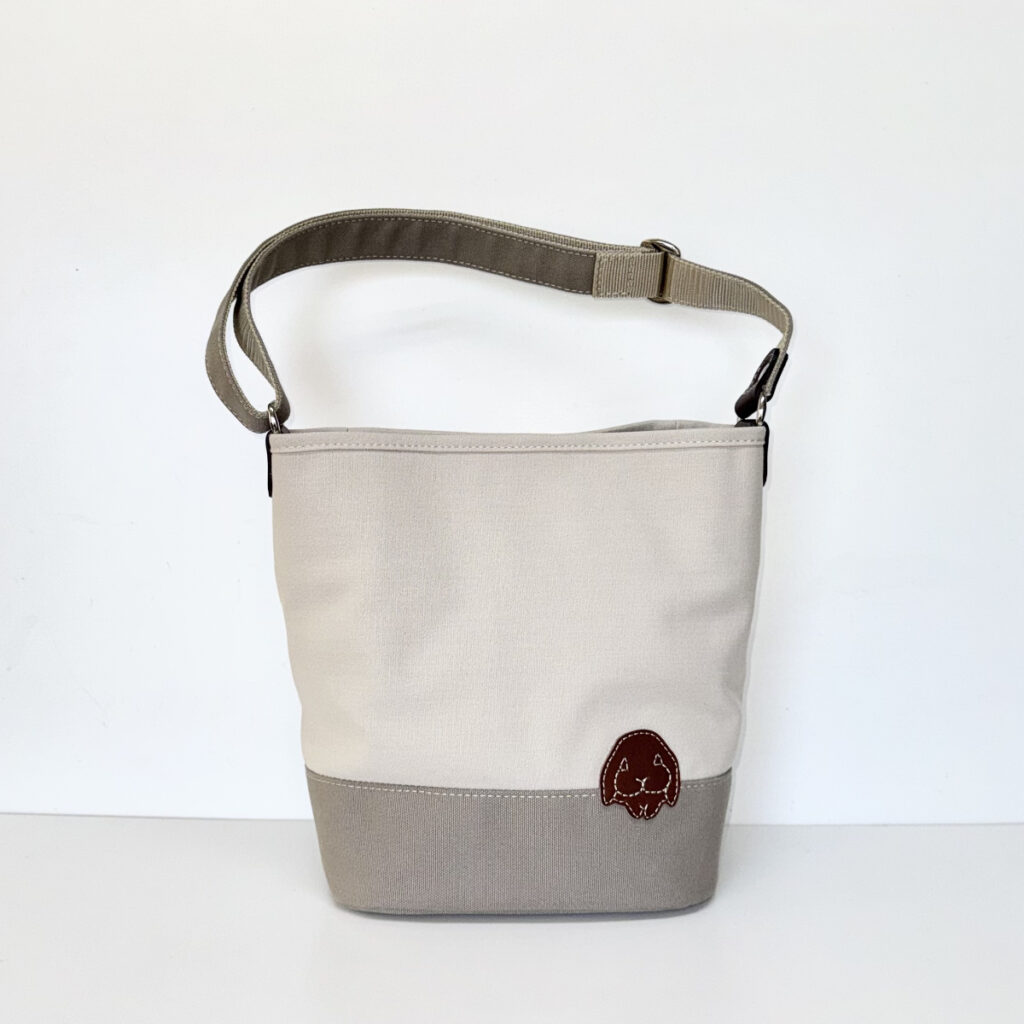 たれ耳うさぎの2WAYバケツ型トート（グレージュ） - うさぎのバッグ工房 RABBIT MOTIF(ラビットモチーフ)