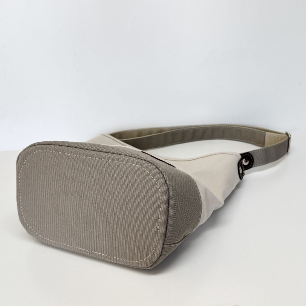 たれ耳うさぎの2WAYバケツ型トート（グレージュ） - うさぎのバッグ工房 RABBIT MOTIF(ラビットモチーフ)