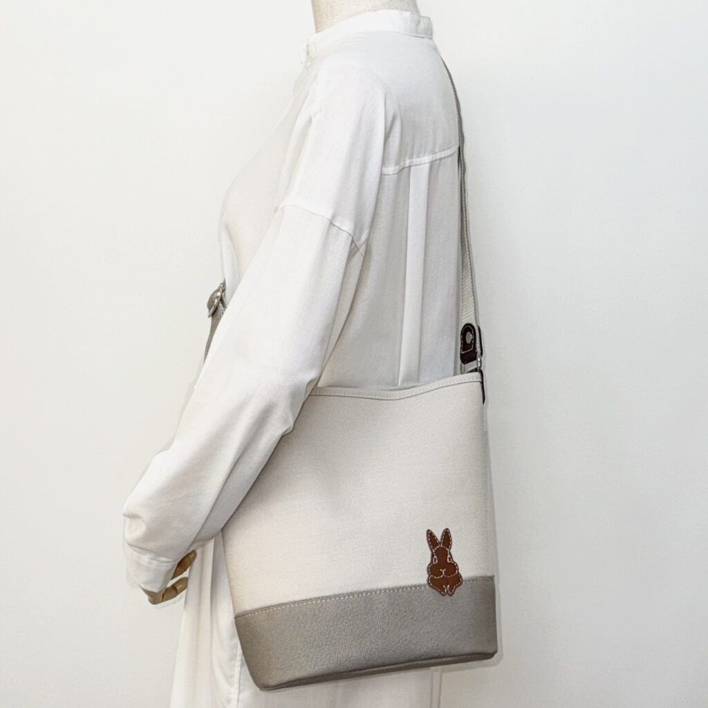たち耳うさぎの2WAYバケツ型トート（グレージュ） - うさぎのバッグ工房 RABBIT MOTIF(ラビットモチーフ)