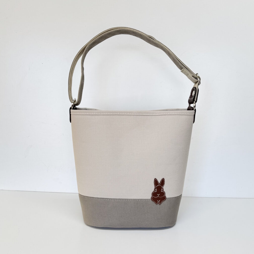 たち耳うさぎの2WAYバケツ型トート（グレージュ） - うさぎのバッグ工房 RABBIT MOTIF(ラビットモチーフ)