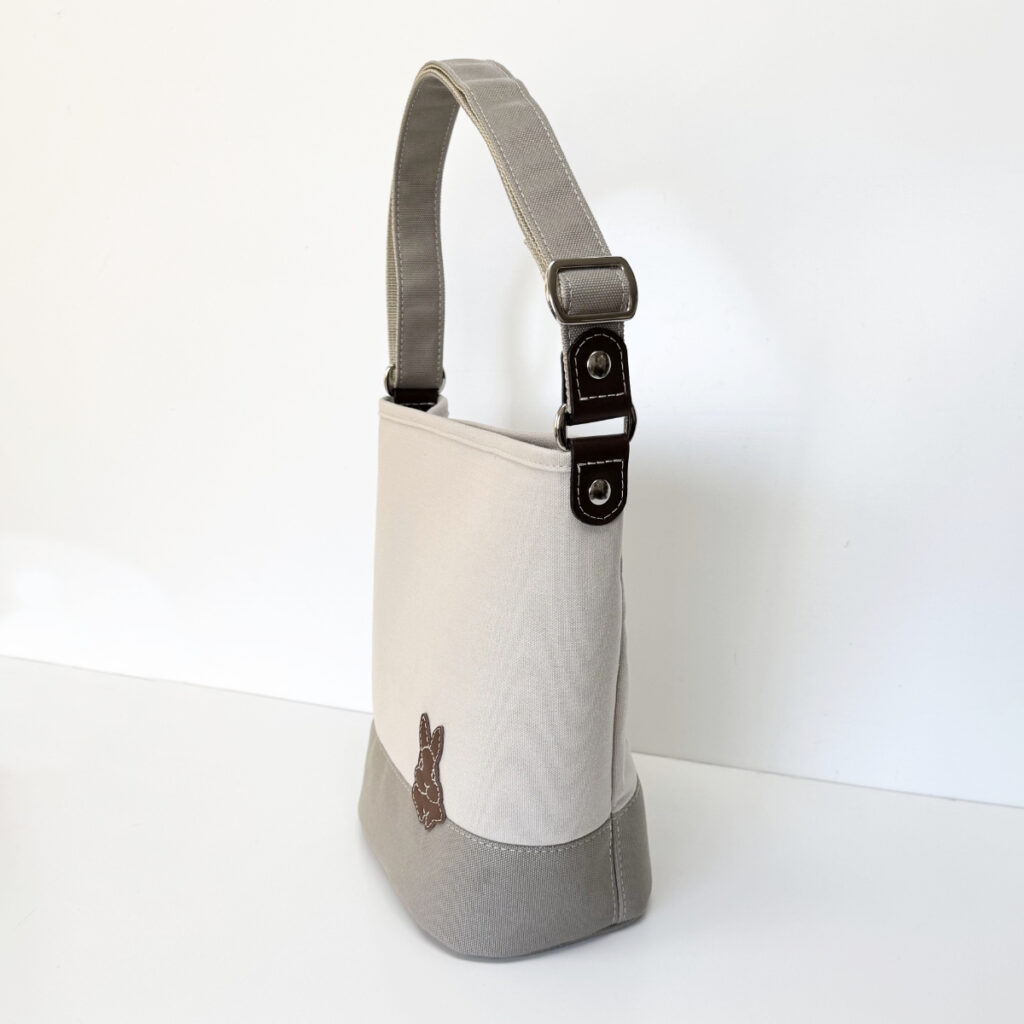 たち耳うさぎの2WAYバケツ型トート（グレージュ） - うさぎのバッグ工房 RABBIT MOTIF(ラビットモチーフ)