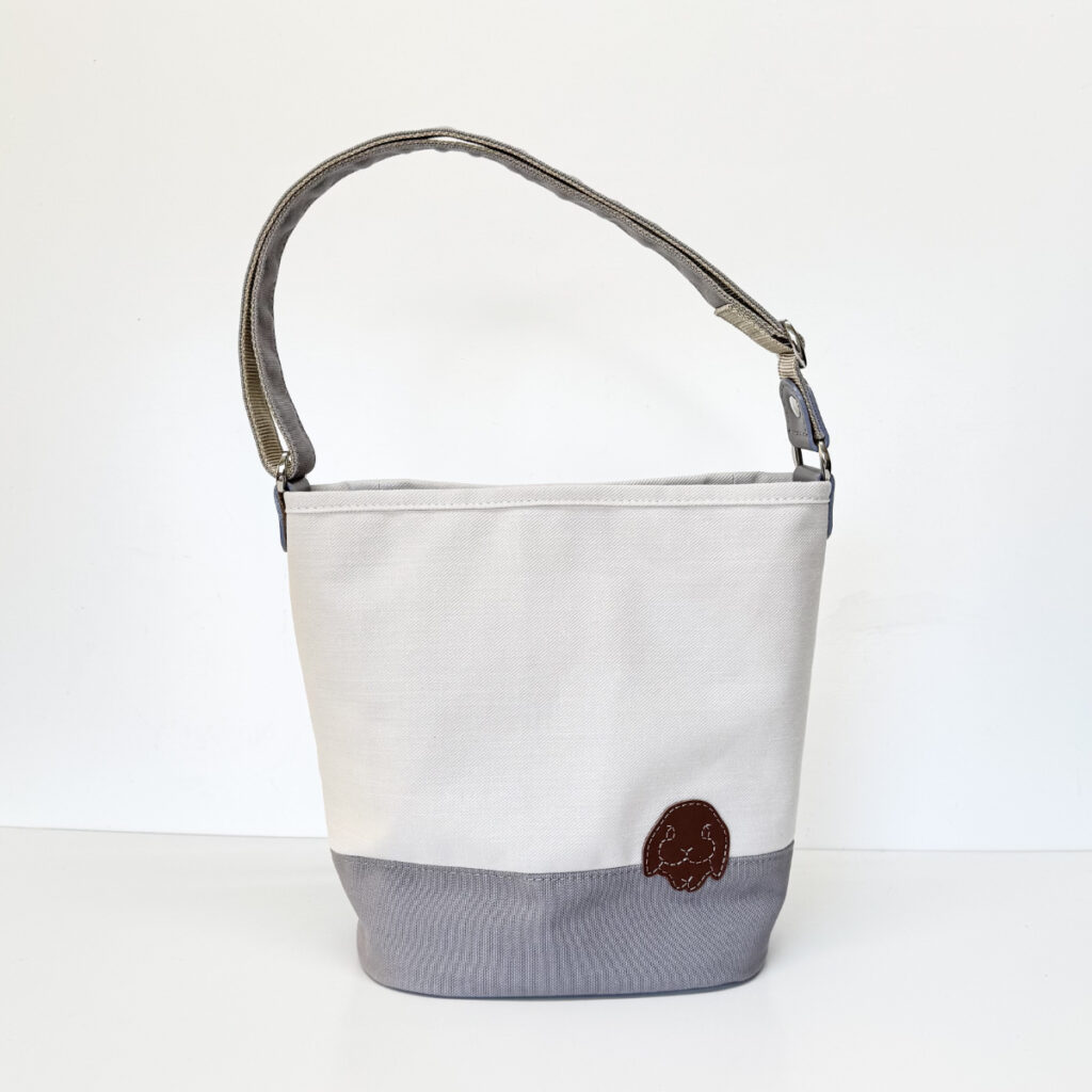 たれ耳うさぎの2WAYバケツ型トート（ブルーグレイ） - うさぎのバッグ工房 RABBIT MOTIF(ラビットモチーフ)
