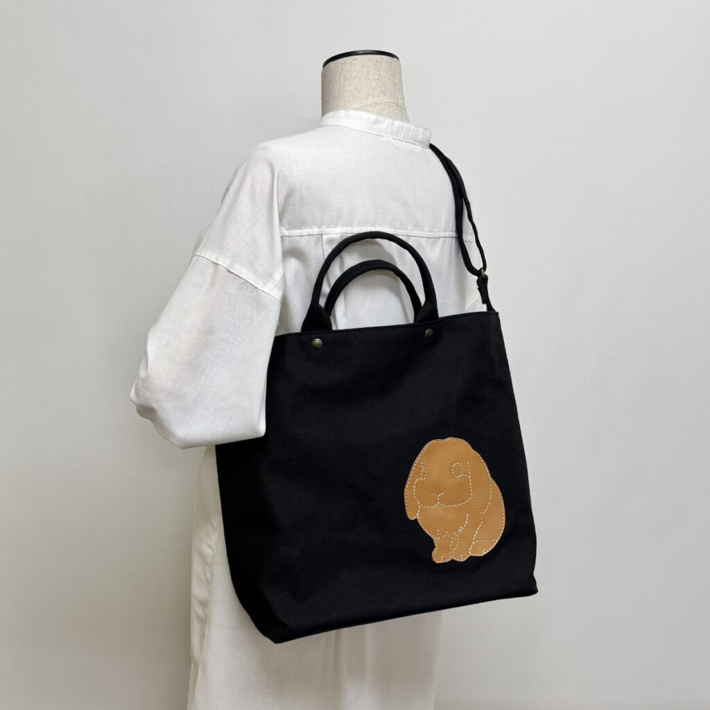 帆布の大きなバッグ（たれ耳・黒xキャメル） - うさぎのバッグ工房 RABBIT MOTIF(ラビットモチーフ)
