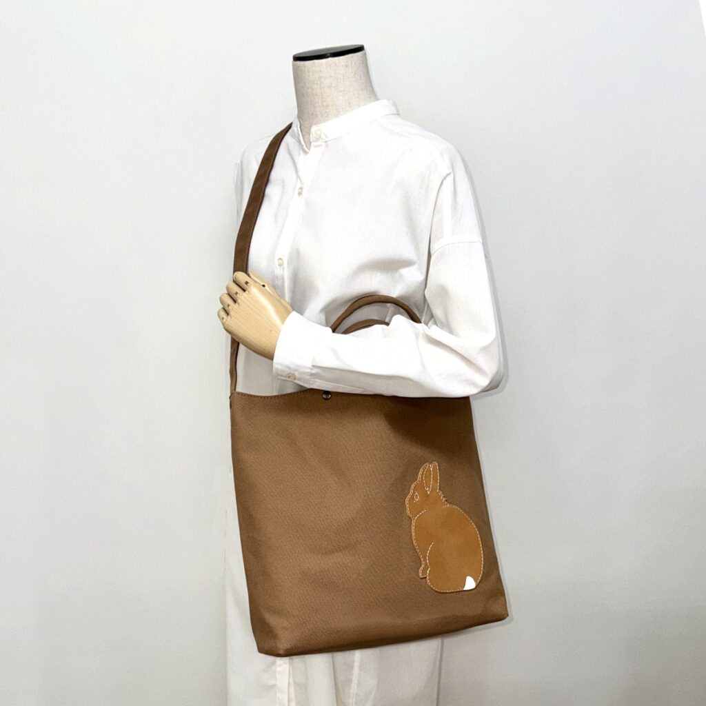 帆布の大きなバッグファスナータイプ（たち耳B・茶xキャメル） - うさぎのバッグ工房 RABBIT MOTIF(ラビットモチーフ)