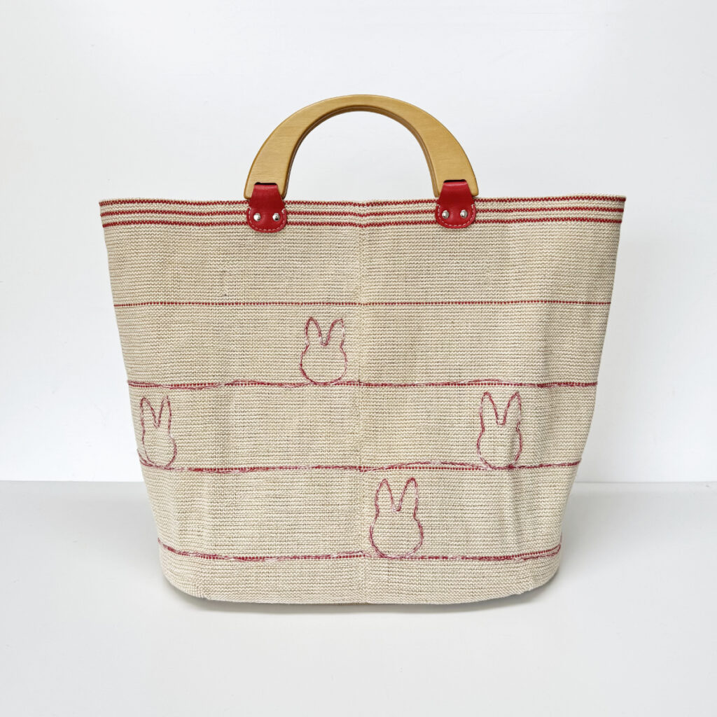 赤いラインのうさぎのカゴバッグ（木製ハンドルA） - うさぎのバッグ工房 RABBIT MOTIF(ラビットモチーフ)