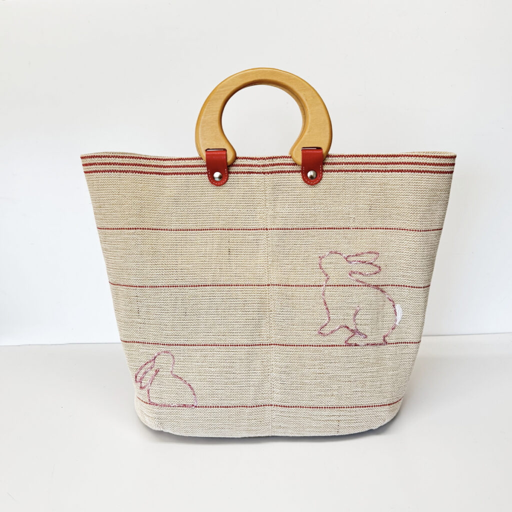 赤いラインのうさぎのカゴバッグ（木製ハンドルB） - うさぎのバッグ工房 RABBIT MOTIF(ラビットモチーフ)