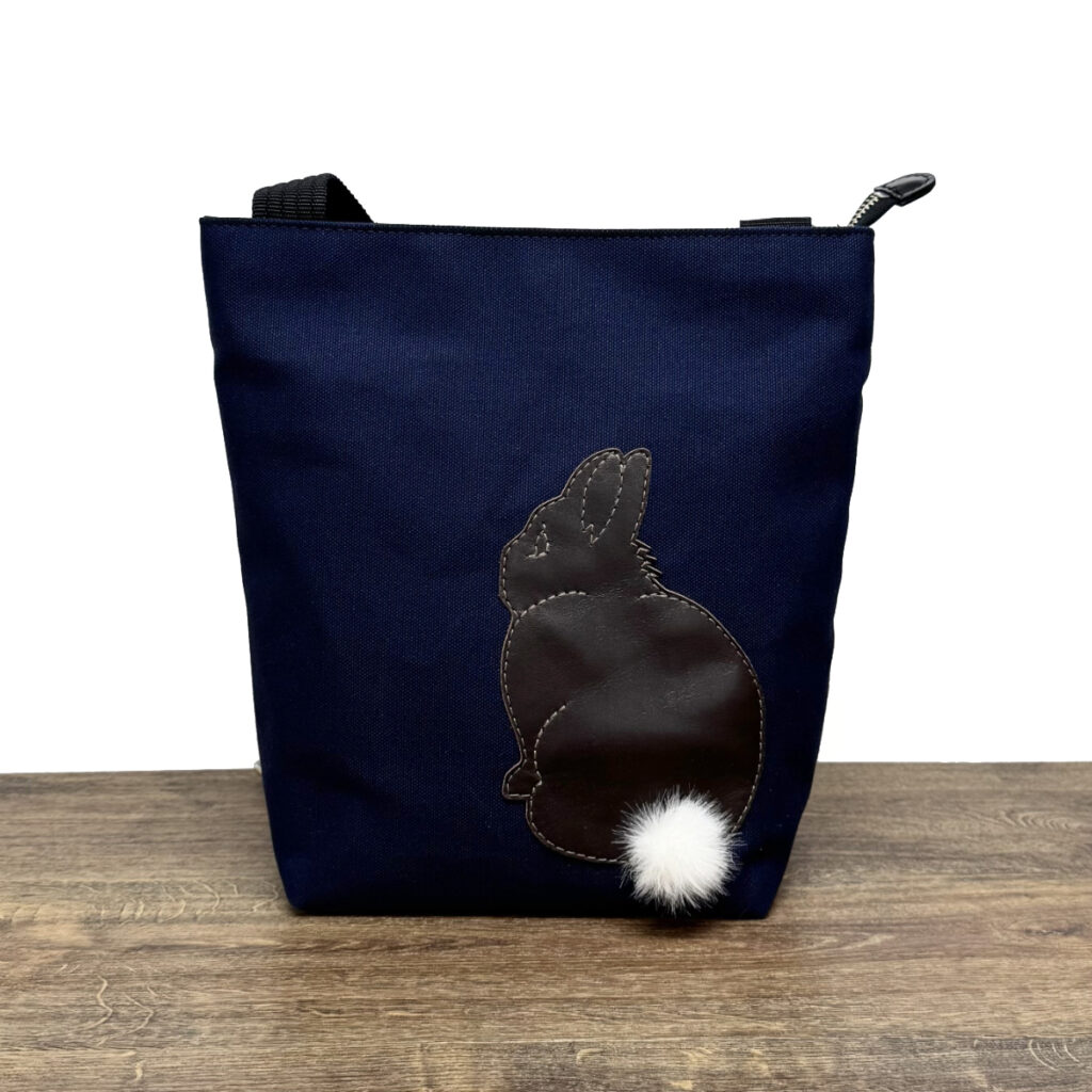 たち耳うさぎBのショルダーバッグ（スクエアM・ネイビー×焦茶ファーしっぽ） - うさぎのバッグ工房 RABBIT MOTIF(ラビットモチーフ)
