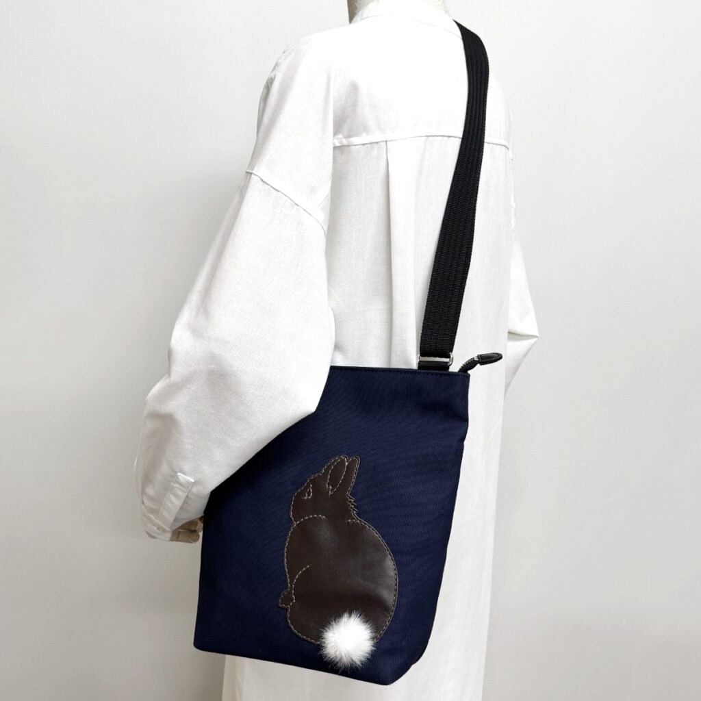 たち耳うさぎBのショルダーバッグ（スクエアM・ネイビー×焦茶ファーしっぽ） - うさぎのバッグ工房 RABBIT MOTIF(ラビットモチーフ)