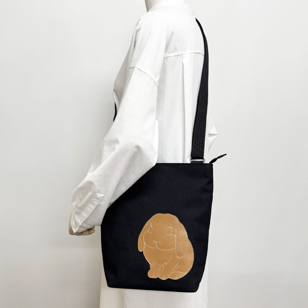 たれ耳うさぎのショルダーバッグ（スクエアM・黒×キャメル） - うさぎのバッグ工房 RABBIT MOTIF(ラビットモチーフ)